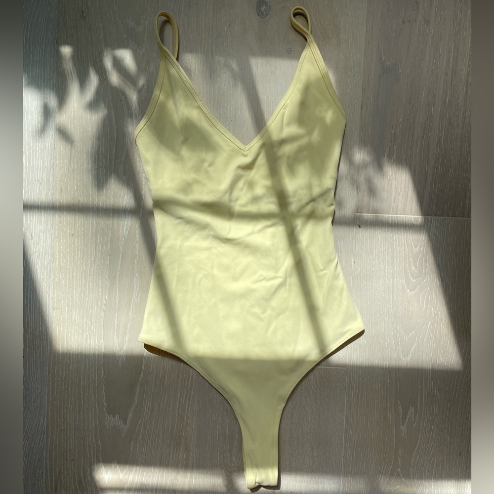 Garage SoftActive Plunge V-Neck Bodysuit Anise Flower Butter Yellow Size‎ XS